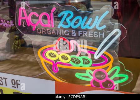 Miami Beach Florida, North Beach, Collins Avenue, Geschäft Business Food Shop, Acai Schüssel Bio frisches Neon Schild, Obst Illustration Erdbeere Kiwi Banane Be Stockfoto