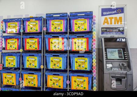 North Miami Beach Florida, Walmart Supercenter, Big-Box Kaufhaus Shopping, Inneneinrichtung, Walmart Geldautomat Hyosung Marke, zurück zur Schule Stockfoto
