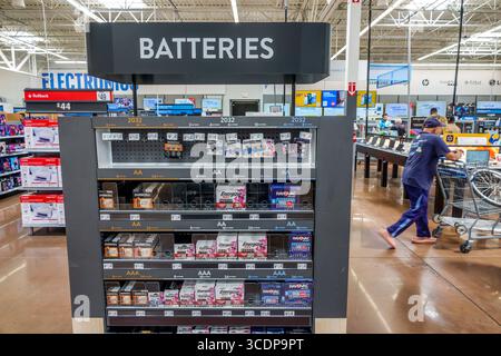 North Miami Beach Florida, Walmart Supercenter, Einkaufszentrum mit großen Kaufhäusern, Inneneinrichtung, Verkaufsgang, Batterien Duracell Energizer Ra Stockfoto