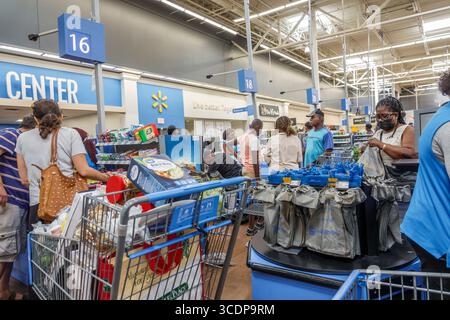 North Miami Beach Florida, Walmart Supercenter, Kaufhaus mit großer Box, Inneneinrichtung, Warteschlange an der Kasse, Kunden, die auf den Einkauf von Lebensmitteln warten Stockfoto
