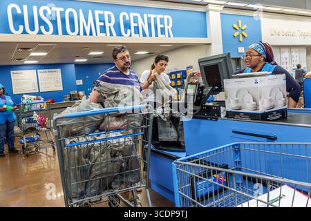North Miami Beach Florida, Walmart Supercenter, Big-Box Kaufhaus Shopping, innen innen, Kundencenter Service Theke, Mann männlich Erwachsene, Mitte Stockfoto