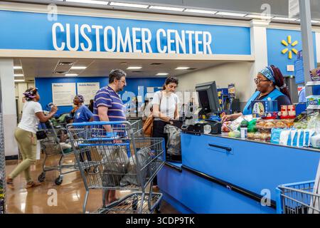 North Miami Beach Florida, Walmart Supercenter, Einkaufszentrum mit großen Kaufhäusern, Inneneinrichtung, Serviceschalter im Kundencenter, Latein-Latein-La-Hispanic Stockfoto