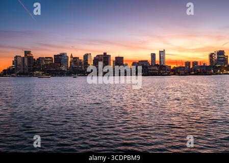 Dramatischer Sonnenuntergangshimmel über der Innenstadt von Boston und der Uferpromenade im Herbst Stockfoto