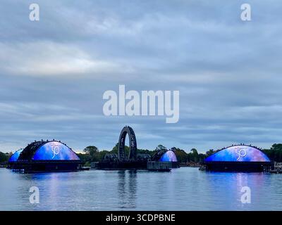 Gebäude erleuchteten in Epcot's World Showcase Lagoon für Walt Disney World's 50-jähriges Jubiläum in Orlando. Stockfoto