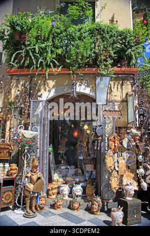 Farbenfrohe sizilianische Keramikköpfe und Dekor vor einem charmanten Kunsthandwerksgeschäft in Taormina, Italien. Stockfoto