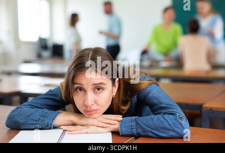 Porträt einer traurigen Studentin Stockfoto