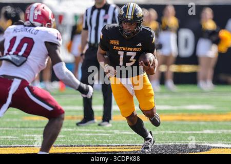25. NOVEMBER 2021: Der Quarterback der Southern Miss Golden Eagles Ethan Crawford (13) gewinnt einen kurzen Gewinn während eines College-Football-Spiels zwischen den Southern Miss Golden Eagles und den Troy Trojans im M.M. Roberts Stadium in Hattiesburg, Mississippi. Bobby McDuffie/CSM (Kreditbild: Stockfoto
