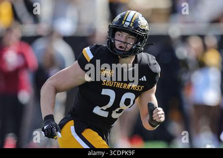 25. NOVEMBER 2021: Southern Miss Golden Eagles Linebacker Swayze Bozeman (28) verfolgt das Spiel entlang der Linie während eines College-Footballspiels zwischen den Southern Miss Golden Eagles und den Troy Trojans im M.M. Roberts Stadium in Hattiesburg, Mississippi. Bobby McDuffie/CSM (Kreditbild: Stockfoto