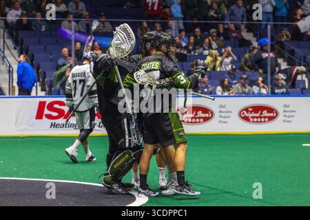 2. Dezember 2023: Die Spieler von Rochester Knighthawks feiern einen Sieg gegen die Calgary Roughnecks. Die Rochester Knighthawks waren Gastgeber der Calgary Roughnecks in einem Spiel der National Lacrosse League in der Blue Cross Arena in Rochester, New York. (Jonathan Tenca/CSM) (Bild: © Jonathan Tenca/CSM via ZUMA Press Wire) Stockfoto