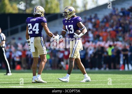 2. September 2023: Washington Huskies Safety Makell Esteen (24) Washington Huskies Cornerback Kamren Fabiculanan (13) nach einem Abfangen während des NCAA-Fußballspiels zwischen den Boise State Broncos und Washington Huskies im Husky Stadium in Seattle, WA. Washington besiegte Boise State mit 56:19. Steve Faber/CSM (Foto: © Steve Faber/CSM via ZUMA Press Wire) Stockfoto