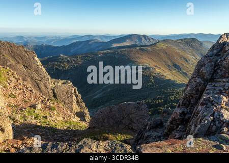 Blick auf die Berge Sierra de Francia und Sierra de la Gata von Peña de Francia in der Provinz Salamanca in Spanien, am späten Nachmittag. Stockfoto