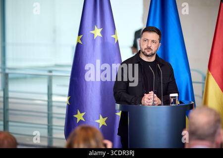 Berlin, Deutschland. August 2025. Der ukrainische Präsident Wolodymyr Zelenskyy trifft sich am Mittwoch, den 13. August 2025, mit Bundeskanzler Friedrich Merz, vor einem Gespräch mit Präsident Donald Trump, Vizepräsident JD Vance und mehreren europäischen Staats- und Regierungschefs. Am Freitag wird Trump in Alaska mit dem russischen Präsidenten Wladimir Putin zusammentreffen, um den Krieg in der Ukraine zu beenden. Foto über Pressestelle des ukrainischen Präsidenten/UPI Credit: UPI/Alamy Live News Stockfoto