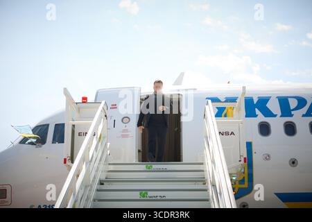 Berlin, Deutschland. August 2025. Der ukrainische Präsident Wolodymyr Zelenskyy trifft sich am Mittwoch, den 13. August 2025, mit Bundeskanzler Friedrich Merz, vor einem Gespräch mit Präsident Donald Trump, Vizepräsident JD Vance und mehreren europäischen Staats- und Regierungschefs. Am Freitag wird Trump in Alaska mit dem russischen Präsidenten Wladimir Putin zusammentreffen, um den Krieg in der Ukraine zu beenden. Foto über Pressestelle des ukrainischen Präsidenten/UPI Credit: UPI/Alamy Live News Stockfoto