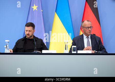 Berlin, Deutschland. August 2025. Der ukrainische Präsident Wolodymyr Zelenskyy trifft sich am Mittwoch, den 13. August 2025, mit Bundeskanzler Friedrich Merz, vor einem Gespräch mit Präsident Donald Trump, Vizepräsident JD Vance und mehreren europäischen Staats- und Regierungschefs. Am Freitag wird Trump in Alaska mit dem russischen Präsidenten Wladimir Putin zusammentreffen, um den Krieg in der Ukraine zu beenden. Foto über Pressestelle des ukrainischen Präsidenten/UPI Credit: UPI/Alamy Live News Stockfoto