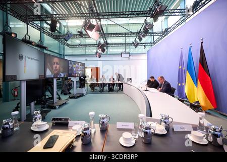 Berlin, Deutschland. August 2025. Der ukrainische Präsident Wolodymyr Zelenskyy trifft sich am Mittwoch, den 13. August 2025, mit Bundeskanzler Friedrich Merz, vor einem Gespräch mit Präsident Donald Trump, Vizepräsident JD Vance und mehreren europäischen Staats- und Regierungschefs. Am Freitag wird Trump in Alaska mit dem russischen Präsidenten Wladimir Putin zusammentreffen, um den Krieg in der Ukraine zu beenden. Foto über Pressestelle des ukrainischen Präsidenten/UPI Credit: UPI/Alamy Live News Stockfoto