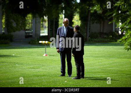 Berlin, Deutschland. August 2025. Der ukrainische Präsident Wolodymyr Zelenskyy trifft sich am Mittwoch, den 13. August 2025, mit Bundeskanzler Friedrich Merz, vor einem Gespräch mit Präsident Donald Trump, Vizepräsident JD Vance und mehreren europäischen Staats- und Regierungschefs. Am Freitag wird Trump in Alaska mit dem russischen Präsidenten Wladimir Putin zusammentreffen, um den Krieg in der Ukraine zu beenden. Foto über Pressestelle des ukrainischen Präsidenten/UPI Credit: UPI/Alamy Live News Stockfoto