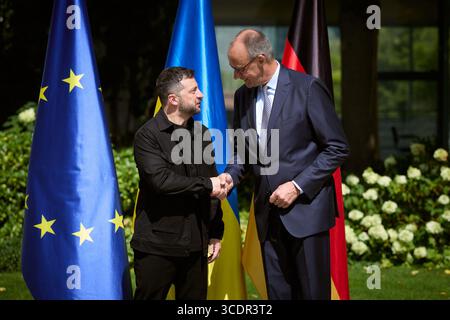 Berlin, Deutschland. August 2025. Der ukrainische Präsident Wolodymyr Zelenskyy trifft sich am Mittwoch, den 13. August 2025, mit Bundeskanzler Friedrich Merz, vor einem Gespräch mit Präsident Donald Trump, Vizepräsident JD Vance und mehreren europäischen Staats- und Regierungschefs. Am Freitag wird Trump in Alaska mit dem russischen Präsidenten Wladimir Putin zusammentreffen, um den Krieg in der Ukraine zu beenden. Foto über Pressestelle des ukrainischen Präsidenten/UPI Credit: UPI/Alamy Live News Stockfoto