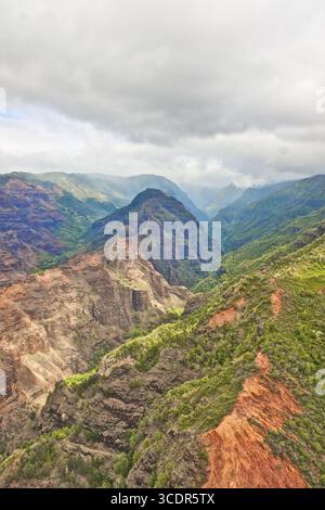 Dieses eindrucksvolle Luftbild fängt die raue Pracht der Nā Pali Küste von Kauai ein, die kurz nach einer tropischen Ra von einem Hubschrauberrundflug aufgenommen wurde Stockfoto