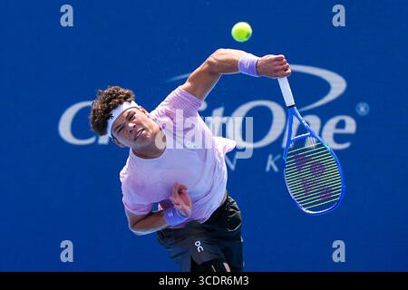 MASON, OH-AUG 13: Ben Shelton (USA) dient Roberto Bautista Agut (nicht abgebildet) während der vierten Runde der Herren-Singles bei den Cincinnati Open 2025 im Lindner Family Tennis Center am 13. August 2025. Stockfoto
