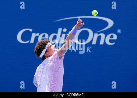 MASON, OH-AUG 13: Ben Shelton (USA) dient Roberto Bautista Agut (nicht abgebildet) während der vierten Runde der Herren-Singles bei den Cincinnati Open 2025 im Lindner Family Tennis Center am 13. August 2025. Stockfoto