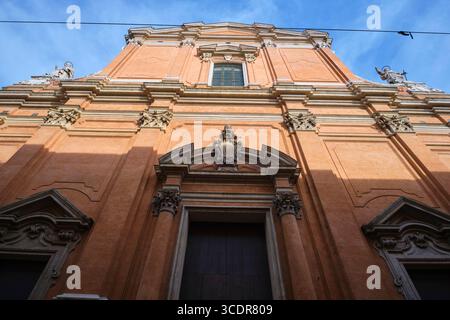 Die orange, mit Stuck verzierte Fassade, Eingang. In der Metropolitana di San Pietro, St. Peter Cathedral, in Bologna, Italien. Stockfoto