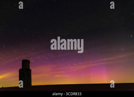 Seltene mehrfarbige aurora Borealis am Sternenhimmel in Dorset Stockfoto