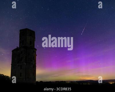 Seltene mehrfarbige aurora Borealis am Sternenhimmel in Dorset Stockfoto