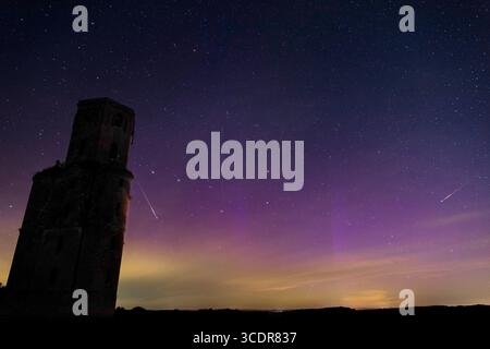 Seltene mehrfarbige aurora Borealis am Sternenhimmel in Dorset Stockfoto