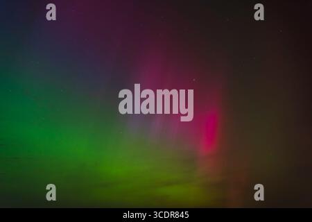 Seltene mehrfarbige aurora Borealis am Sternenhimmel in Dorset Stockfoto