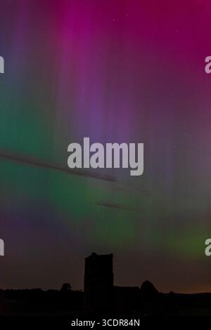 Seltene mehrfarbige aurora Borealis am Sternenhimmel in Dorset Stockfoto