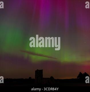 Seltene mehrfarbige aurora Borealis am Sternenhimmel in Dorset Stockfoto