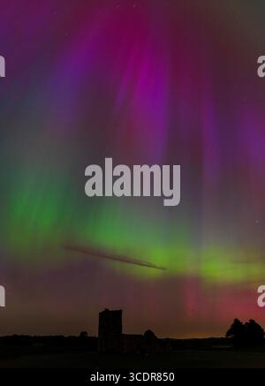 Seltene mehrfarbige aurora Borealis am Sternenhimmel in Dorset Stockfoto