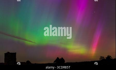 Seltene mehrfarbige aurora Borealis am Sternenhimmel in Dorset Stockfoto