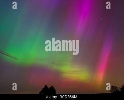 Seltene mehrfarbige aurora Borealis am Sternenhimmel in Dorset Stockfoto