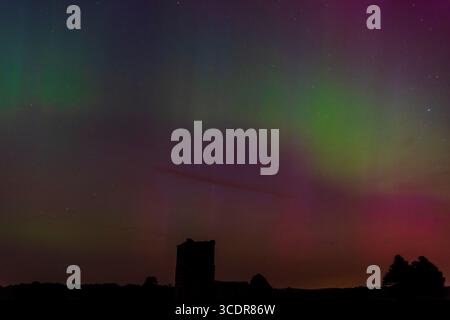 Seltene mehrfarbige aurora Borealis am Sternenhimmel in Dorset Stockfoto