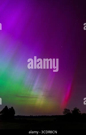 Seltene mehrfarbige aurora Borealis am Sternenhimmel in Dorset Stockfoto