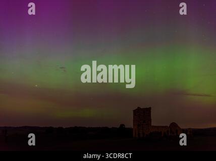Seltene mehrfarbige aurora Borealis am Sternenhimmel in Dorset Stockfoto