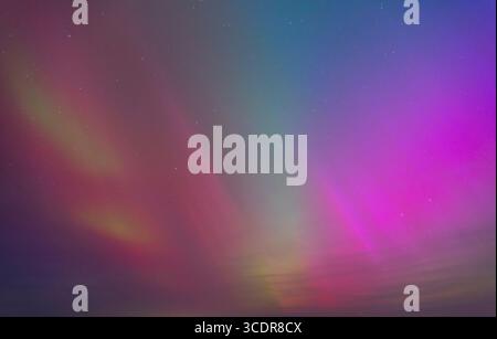 Seltene mehrfarbige aurora Borealis am Sternenhimmel in Dorset Stockfoto
