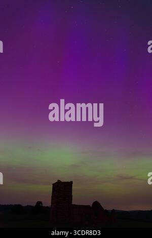 Seltene mehrfarbige aurora Borealis am Sternenhimmel in Dorset Stockfoto