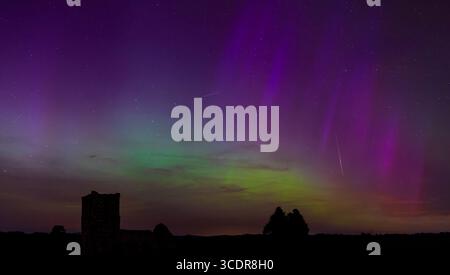 Seltene mehrfarbige aurora Borealis am Sternenhimmel in Dorset Stockfoto