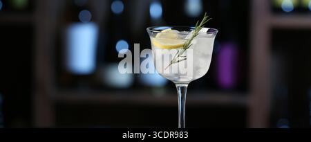 Ein Glas kalter Gin Tonic in der Bar Stockfoto