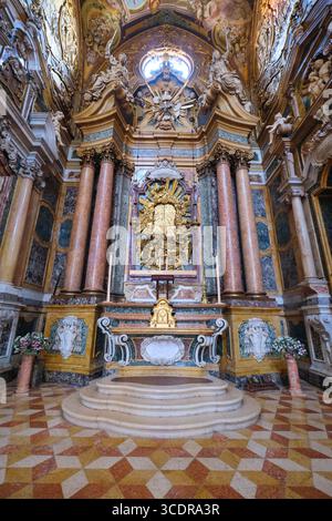 Ein Side alta mit reichen, goldenen Designelementen. In der Basilica di San Petronio in Bologna, Italien. Stockfoto