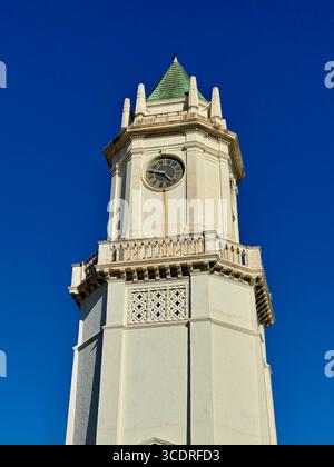 Uhrenturm der Holmby Hall im Westwood Village von Los Angeles. Stockfoto