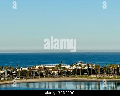 Luftaufnahme in Mission Bay mit Blick auf Bonita Cove und Belmont Park Erholungsgebiet in San Diego. Stockfoto