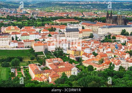 Prag, Tschechische Republik Luftpanorama des historischen Stadtbildes mit roten Ziegeldächern und Wahrzeichen Stockfoto