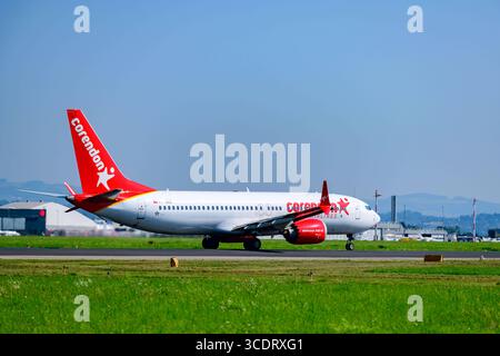 Hoersching, österreich, 13. august 2025, Boeing 737 MAX 8, TC-MKG, betrieben von Corendon Airlines, ab dem Flughafen linz *** Hoersching, österreich, 13. august 2025, Boeing 737 MAX 8, TC MKG betrieben von Corendon Airlines, ab Flughafen linz Copyright: xx Stockfoto