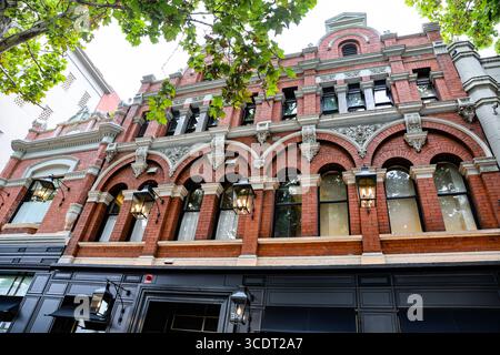 Fassaden der Architektur des späten 19. Jahrhunderts und des frühen 20. Jahrhunderts, einschließlich viktorianischer Stile, der Föderation und der Zwischenkriegszeit, in Melbourne, Victoria, aus Stockfoto