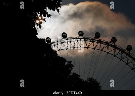 Die Sonne geht über dem London Eye im Zentrum Londons auf. Bilddatum: Donnerstag, 14. August 2025. Stockfoto