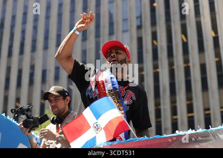 New York, Usa. August 2025. In New York marschiert Caramelo (Carlos Antonio Cruz) am 10. August 2025 während der Dominican Day Parade in Manhattan entlang der Avenue of the Americas. Die jährliche National Dominican Day Parade feiert das dominikanische Erbe und die Einheit der Dominikanischen und amerikanischen Gemeinschaften und zieht Tausende von Zuschauern entlang der Strecke von 39th Street zur 54th Street an. (Foto: Luiz Rampelotto/EuropaNewswire/NurPhoto) Credit: NurPhoto SRL/Alamy Live News Stockfoto