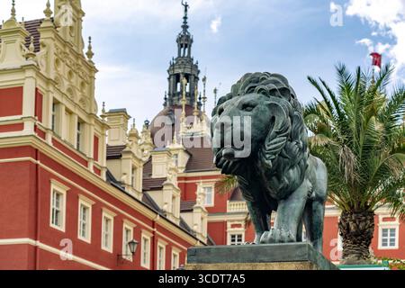 Löwe vor dem Schloss Muskau in der UNESCO-Welterbestätte Muskauer Park oder Park Mużakowski in Bad Muskau, Oberlausitz, Sachsen, Deutschland | Lion S Stockfoto